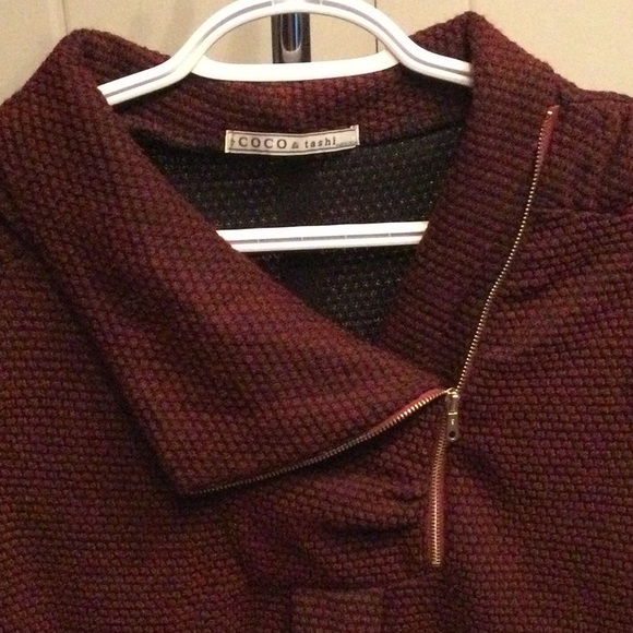 Coco & Tashi Capsleeve Top - Picture 2 of 7